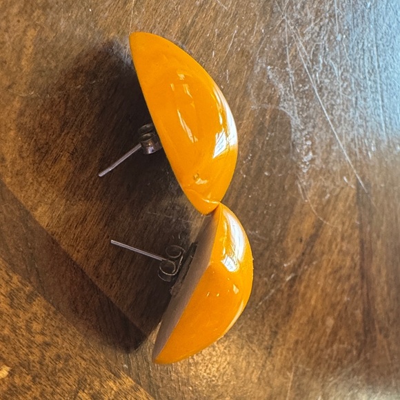 This is a pair of vintage butterscotch triangular pierced earrings. - Picture 4 of 5